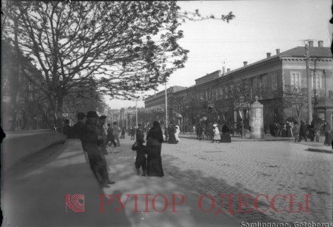 Последняя пока ещё не определённая фотография. Но это дело времени. Знаю, что многие её сразу опознают. Спуск посреди улицы очень напоминает Дерибасовскую. Мои попытки пока не увенчались успехом. Единственно, что могу утверждать (снова по теням от солнца) - это улица параллельная Пушкинской и сзади, по идее, вокзал. На момент сьёмок - обеденное время