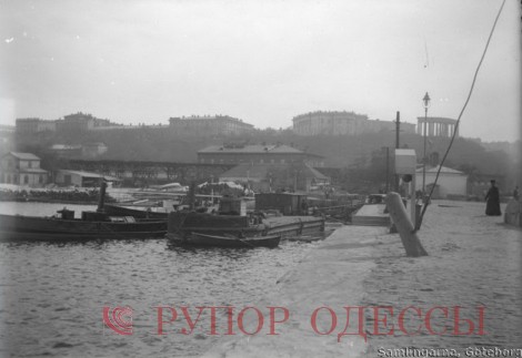 Воронцовский во всём великолепии. На переднем плане баржи и буксир на паровой тяге