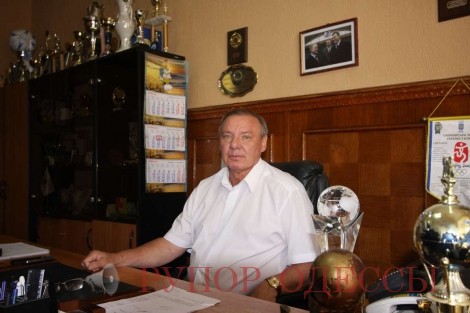 Юрий Анатольевич Поволоцкий в своём кабинете.
