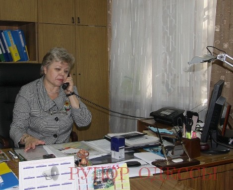 Директор школы Савельева Н.В. в рабочем кабинете