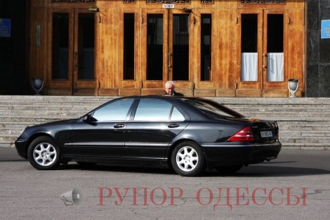 Обсудив "Народный Бюджет", представители общественности разъезжаются на "народных" автомобилях.