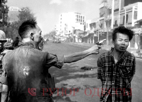 А это оригинал фотографии (Associated Press Photo: Eddie Adams): Начальник национальной полиции Южного Вьетнама генерал Nguyen Ngoc Loan стреляет из пистолета в голову подозреваемому в службе вьетконговцам.