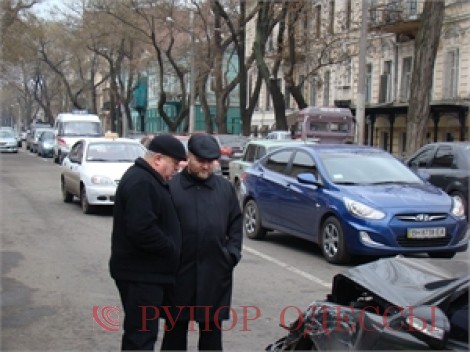 Отец Георгий (справа) обсуждает последствия аварии