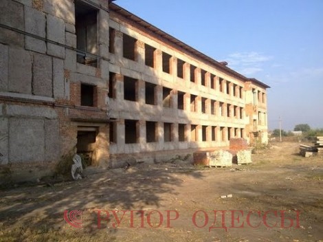 Здание новой школы в селе Троицком (архив)