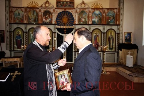 Свято-Николаевский храм, отец Олег благославляет Антона Киссе на праведные дела 