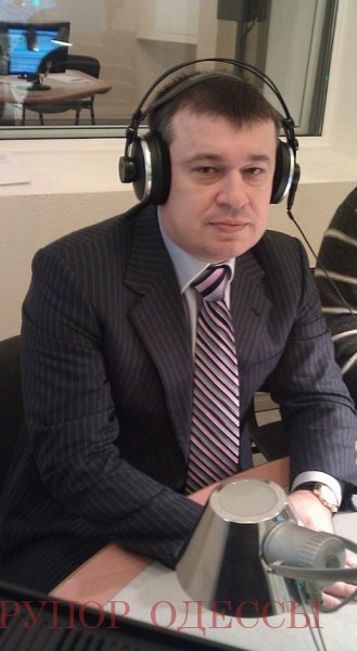 Игорь Плохой выступает в эфире Украинского радио. 