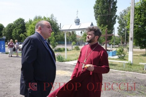 А.Пресман беседует с настоятелем храма отцом Иваном