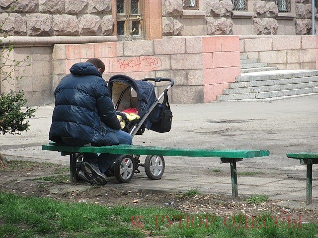 На скамейке два берета